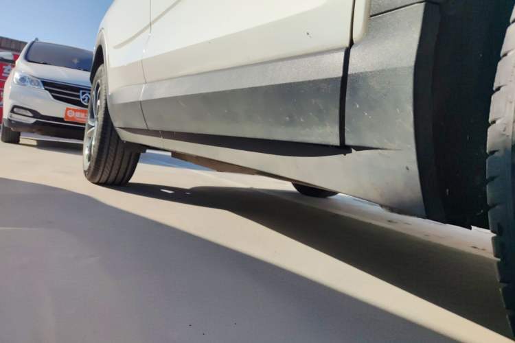 Used Buick Encore GX 2022 332T CVT Two-Wheel Drive Luxury Version Right Side Sill