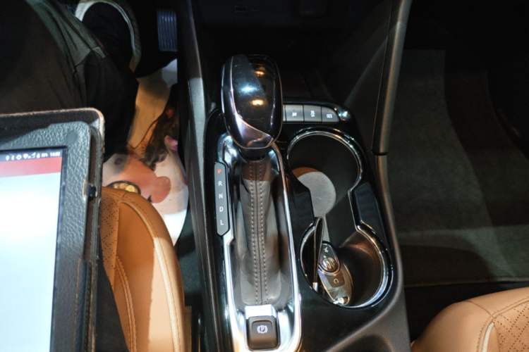 Used Buick Encore PLUS 2023 Smart Fun Edition Gear Lever