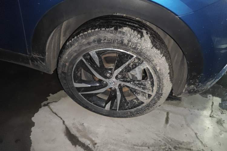 Used Buick Encore PLUS 2023 Smart Fun Edition Right Front Wheel Hub