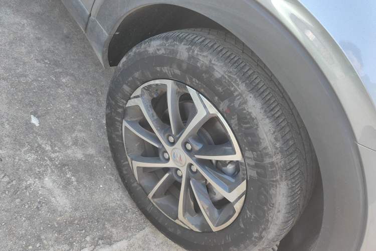 Used Buick Encore PLUS 2023 Smart Fun Edition Right Front Wheel Hub