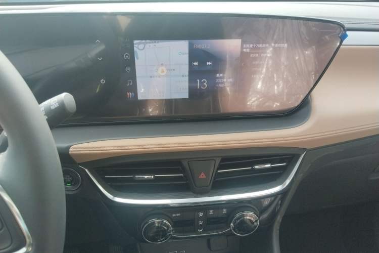 Used Buick Encore PLUS 2023 Smart Fun Edition Audio And AC Panel