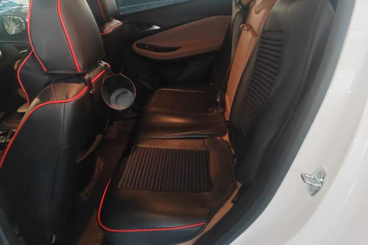 Used Buick Encore PLUS 2023 Smart Fun Edition Interior 4