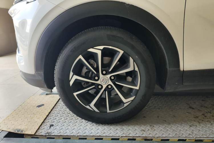 Used Buick Encore PLUS 2023 Smart Fun Edition Left Front Wheel Hub