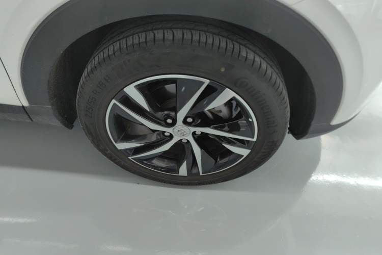 Used Buick Encore PLUS 2023 Smart Fun Edition Right Front Wheel Hub