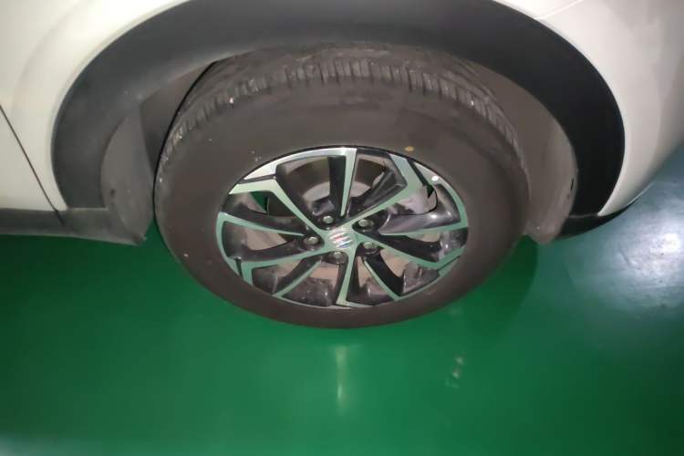 Used Buick Encore PLUS 2023 Smart Fun Edition Right Front Wheel Hub