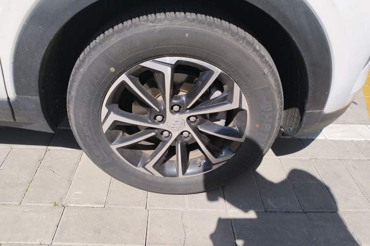 Used Buick Encore PLUS 2023 Smart Fun Edition Right Front Wheel Hub