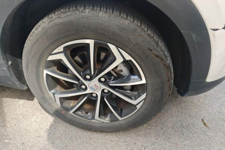 Used Buick Encore PLUS 2023 Smart Fun Edition Right Front Wheel Hub