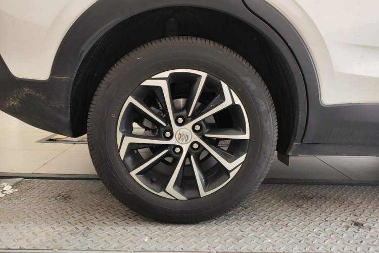 Used Buick Encore PLUS 2023 Smart Fun Edition Right Rear Wheel Hub