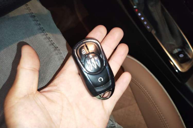 Used Buick Encore PLUS 2023 Smart Fun Edition Vehicle Key