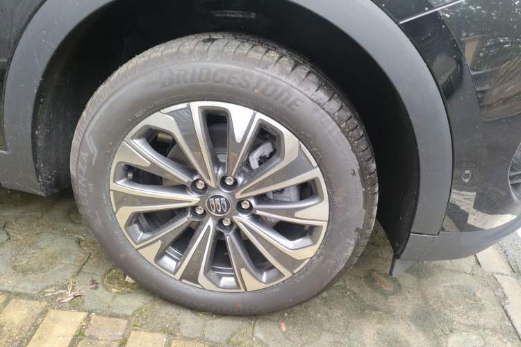 Used Buick Envision 2025 Encore Plus 28T Two-Wheel-Drive Platinum Edition Right Front Wheel Hub