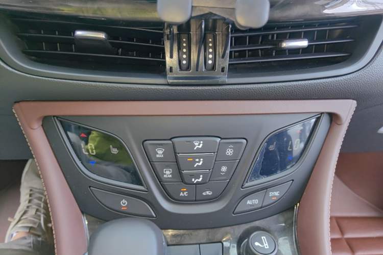 Used Buick Envision 2014 28T Four-Wheel Drive Elite Model Audio And AC Panel
