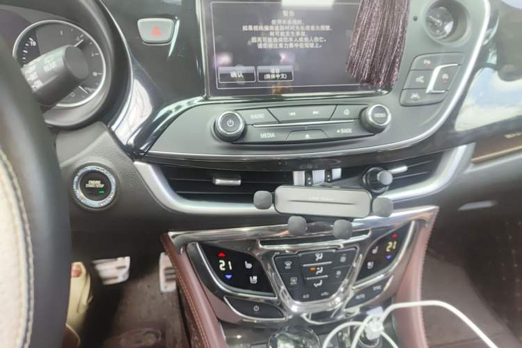 Used Buick Envision 2014 28T All-Wheel-Drive Versatile Sports Flagship Edition Audio And AC Panel