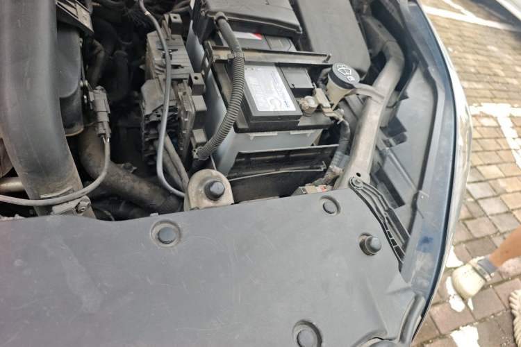Used Buick Envision 2014 28T Four-Wheel Drive Luxury Model Engine Bay Left