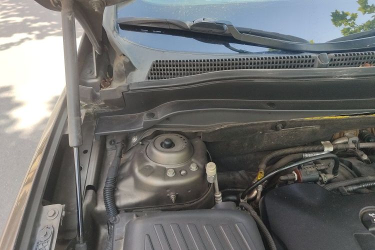 Used Buick Envision 2014 28T Four-Wheel Drive Luxury Model Engine Bay Right