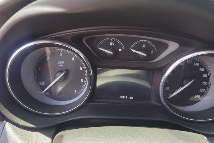 Used Buick Envision 2014 28T Four-Wheel Drive Elite Model Odometer Close Up