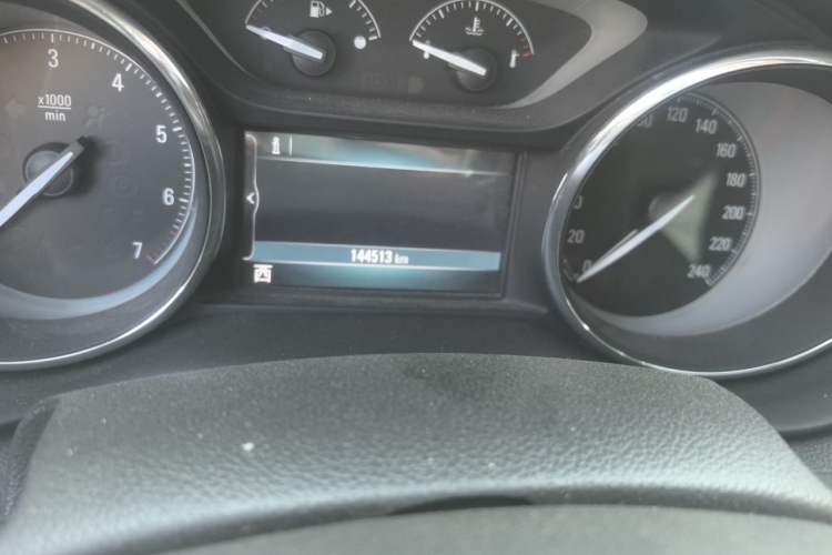 Used Buick Envision 2014 28T Four-Wheel Drive Luxury Model Odometer Close Up
