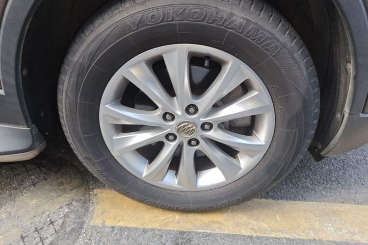 Used Buick Envision 2014 28T Four-Wheel Drive Elite Model Right Front Wheel Hub