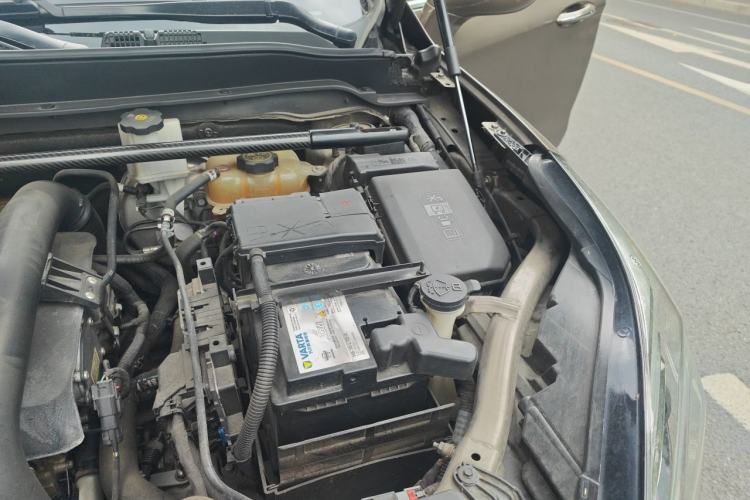 Used Buick Envision 2014 28T Four-Wheel Drive Luxury Model Engine Bay Left