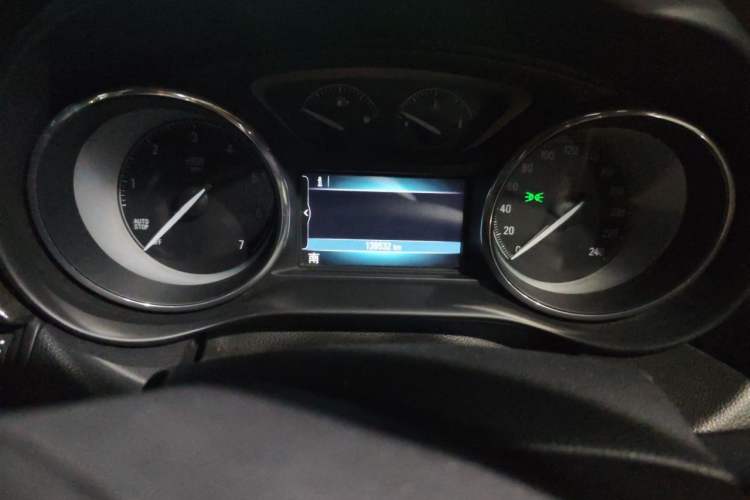 Used Buick Envision 2014 28T Four-Wheel Drive Elite Model Odometer Close Up