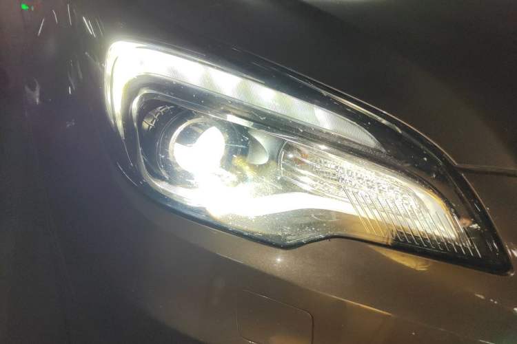 Used Buick Envision 2014 28T All-Wheel-Drive Versatile Sports Flagship Edition Right Front Headlight