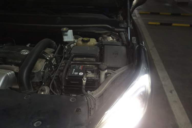 Used Buick Envision 2014 28T All-Wheel-Drive Versatile Sports Flagship Edition Engine Bay Left