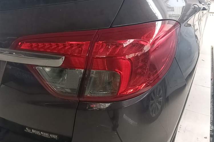 Used Buick Envision 2014 28T Four-Wheel Drive Luxury Model Right Rear Taillight