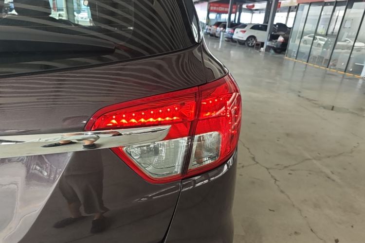 Used Buick Envision 2014 28T Four-Wheel Drive Luxury Model Right Rear Taillight