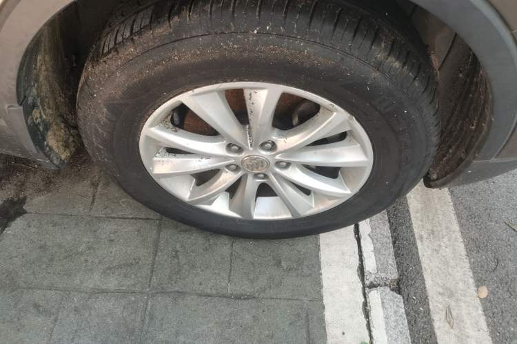 Used Buick Envision 2014 28T Four-Wheel Drive Elite Model Right Front Wheel Hub