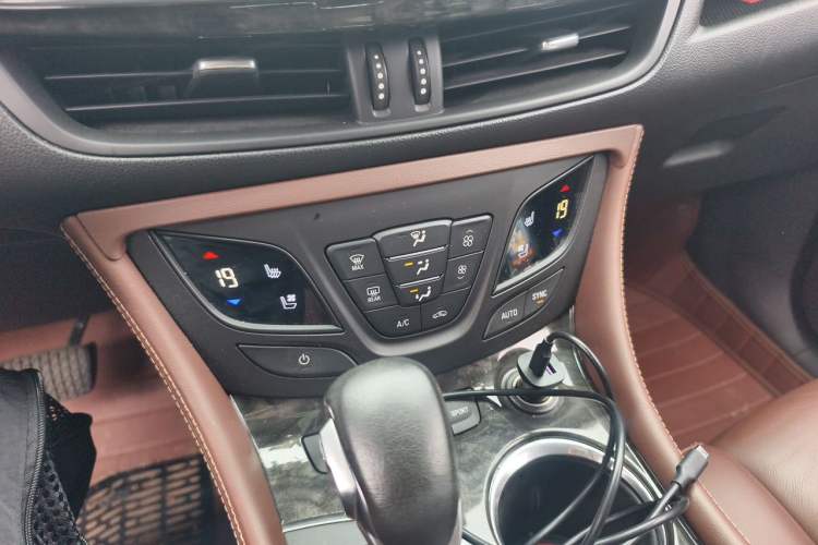 Used Buick Envision 2014 28T Four-Wheel Drive Luxury Model Audio And AC Panel
