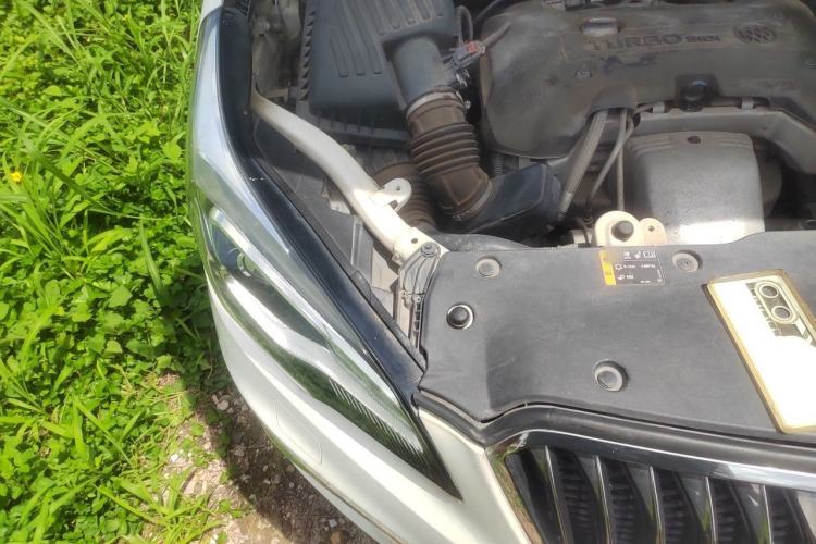 Used Buick Envision 2014 28T Four-Wheel Drive Luxury Model Engine Bay Right