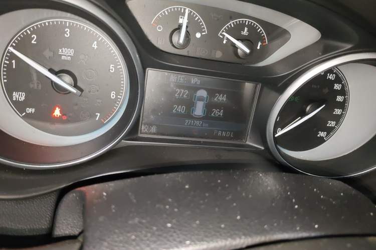 Used Buick Envision 2014 28T Four-Wheel Drive Elite Model Odometer Close Up