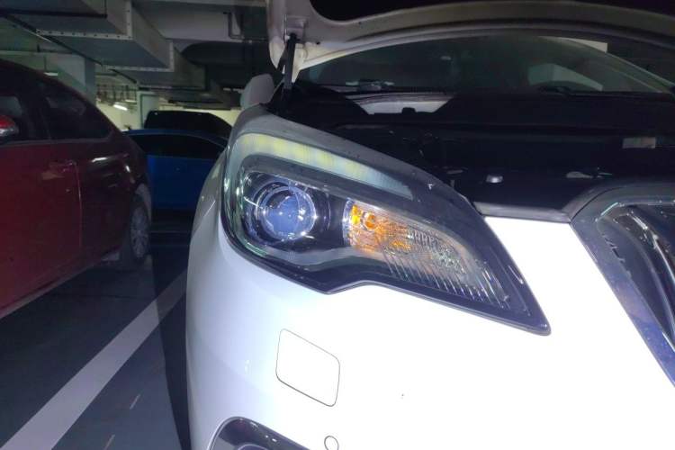 Used Buick Envision 2014 28T Four-Wheel Drive Luxury Model Right Front Headlight