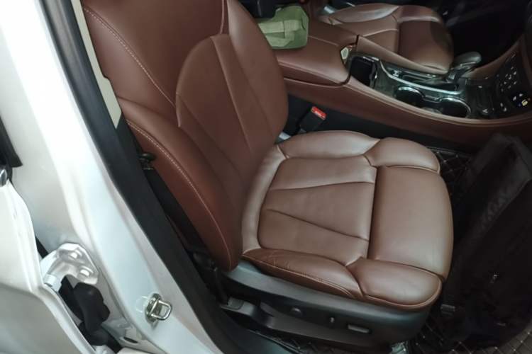 Used Buick Envision 2014 28T Four-Wheel Drive Luxury Model Right Front Seat