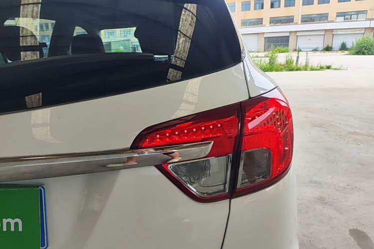 Used Buick Envision 2014 28T Four-Wheel Drive Luxury Model Right Rear Taillight