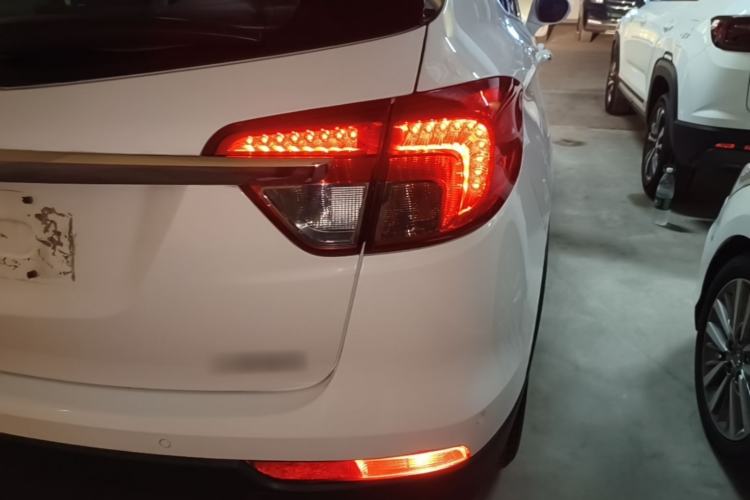 Used Buick Envision 2014 28T Four-Wheel Drive Luxury Model Right Rear Taillight