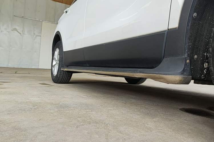 Used Buick Envision 2014 28T Four-Wheel Drive Luxury Model Right Side Sill