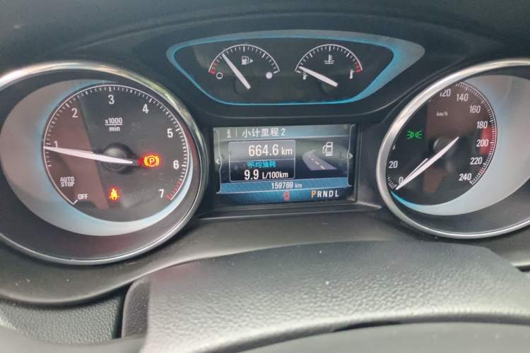 Used Buick Envision 2015 20T Two-Wheel-Drive Elite Model Odometer Close Up