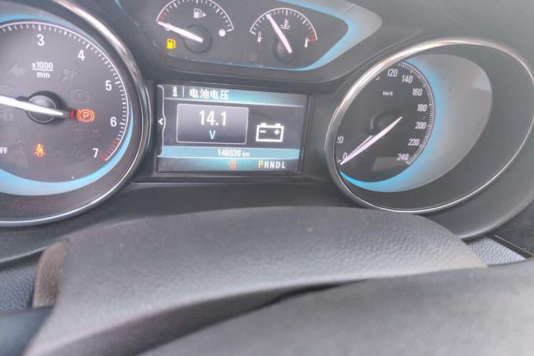 Used Buick Envision 2015 20T Two-Wheel-Drive Elite Model Odometer Close Up