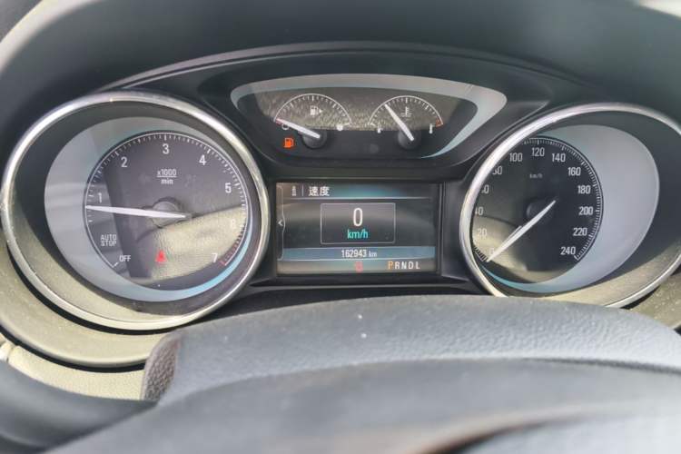 Used Buick Envision 2015 20T Two-Wheel-Drive Elite Model Odometer Close Up