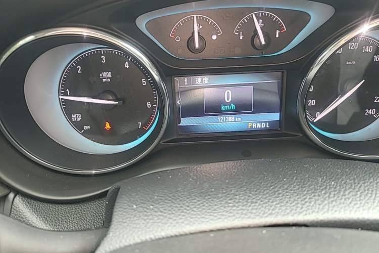 Used Buick Envision 2015 20T Two-Wheel-Drive Elite Model Odometer Close Up