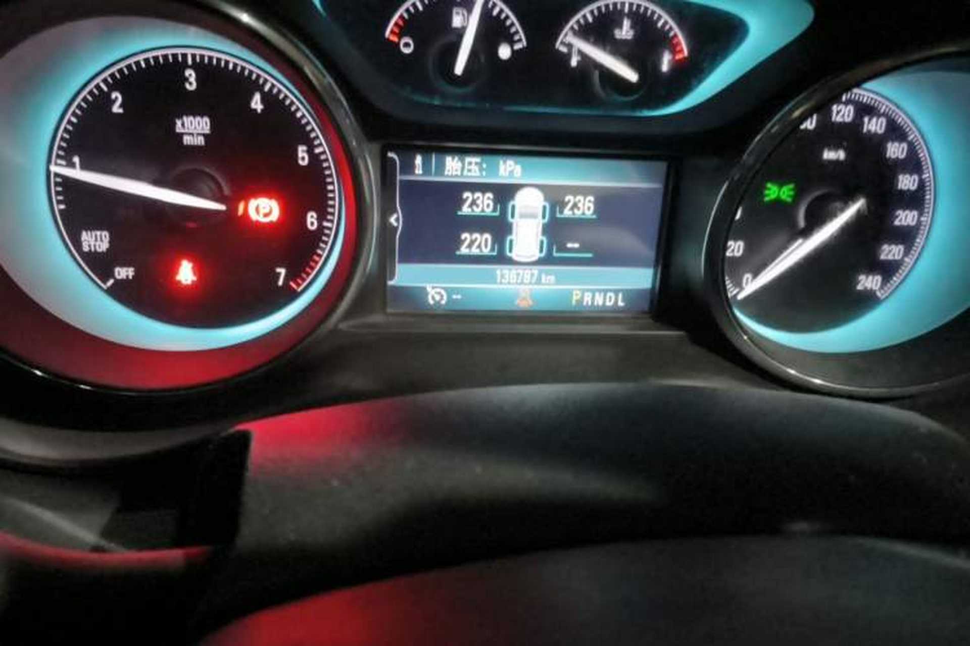 Used Buick Envision 2015 20T Two-Wheel-Drive Leading Model Odometer Close Up