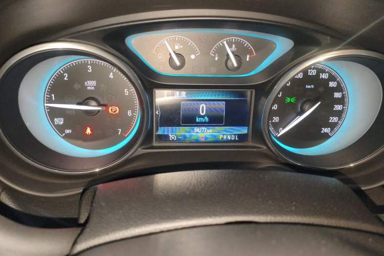 Used Buick Envision 2015 20T Two-Wheel-Drive Elite Model Odometer Close Up