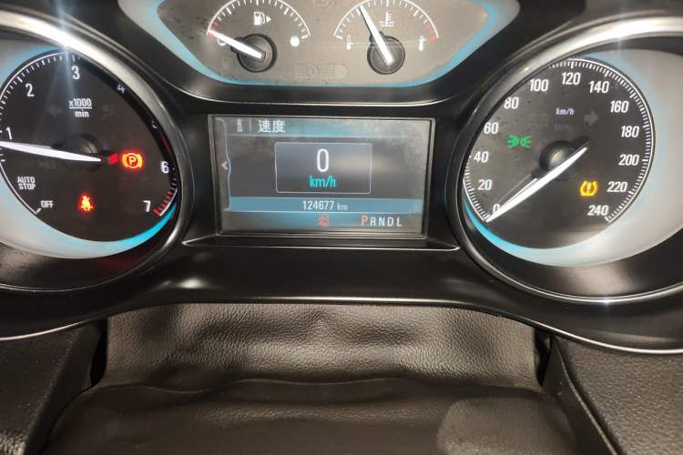 Used Buick Envision 2015 20T Two-Wheel-Drive Elite Model Odometer Close Up