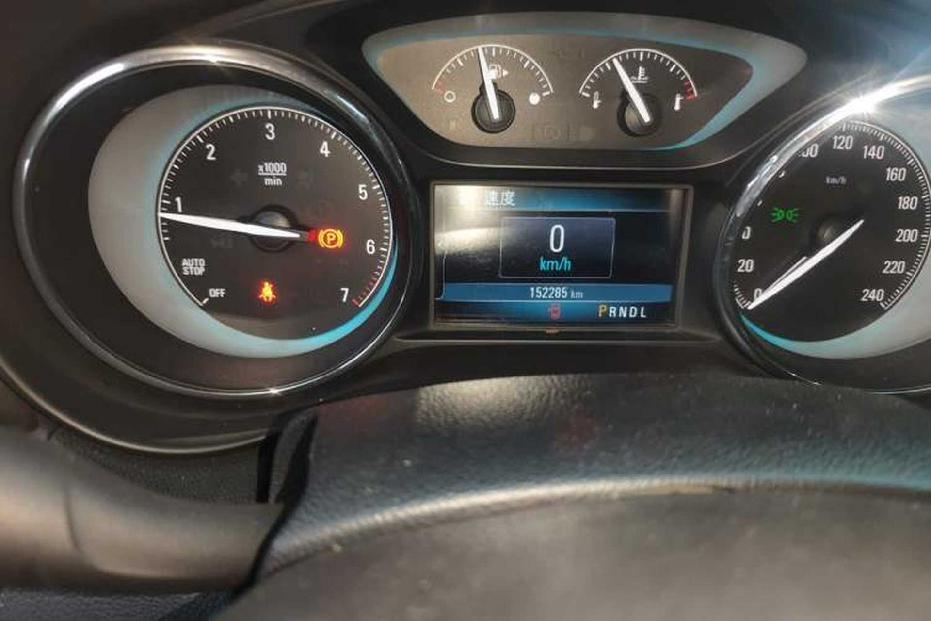 Used Buick Envision 2015 20T Two-Wheel-Drive Elite Model Odometer Close Up