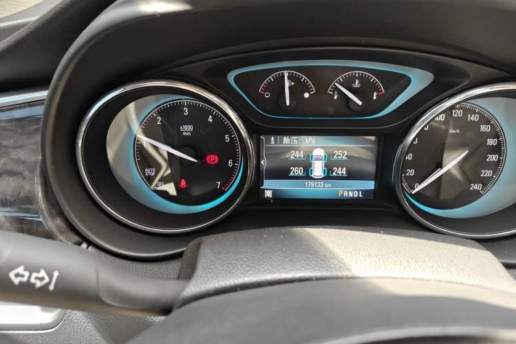Used Buick Envision 2015 20T Four-Wheel Drive Luxury Model Odometer Close Up