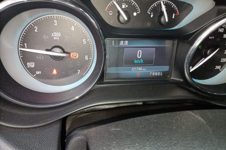 Used Buick Envision 2015 20T Two-Wheel-Drive Elite Model Odometer Close Up