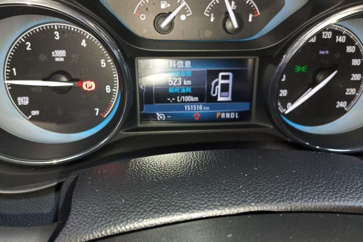 Used Buick Envision 2015 20T Two-Wheel-Drive Elite Model Odometer Close Up