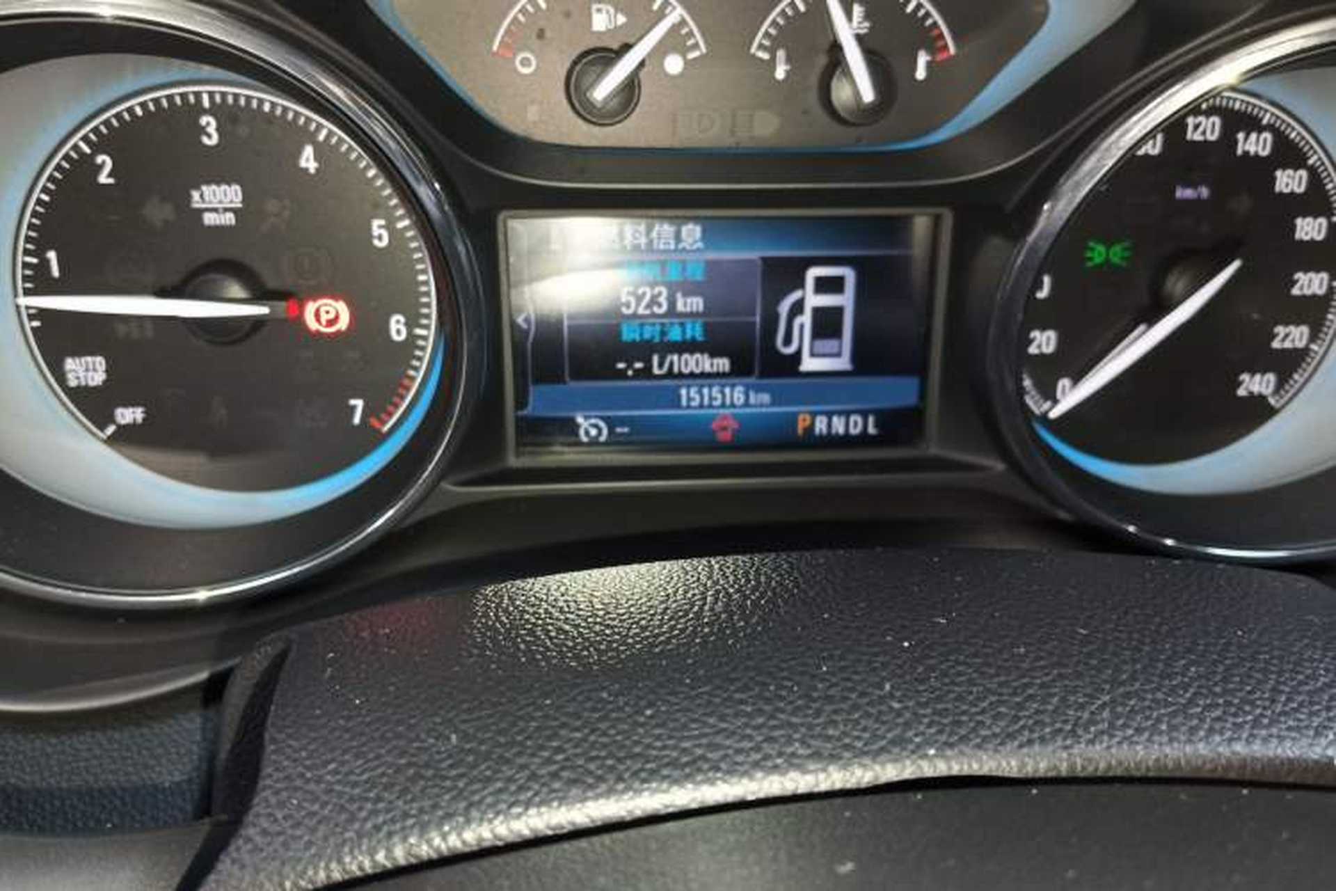 Used Buick Envision 2015 20T Two-Wheel-Drive Elite Model Odometer Close Up