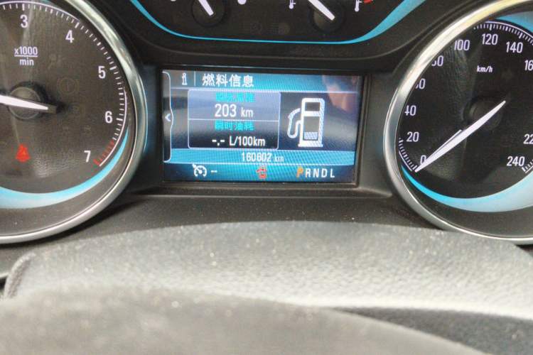 Used Buick Envision 2015 20T Two-Wheel-Drive Elite Model Odometer Close Up
