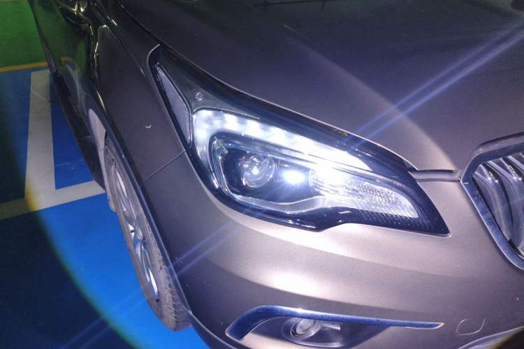 Used Buick Envision 2015 20T Two-Wheel-Drive Elite Model Right Front Headlight